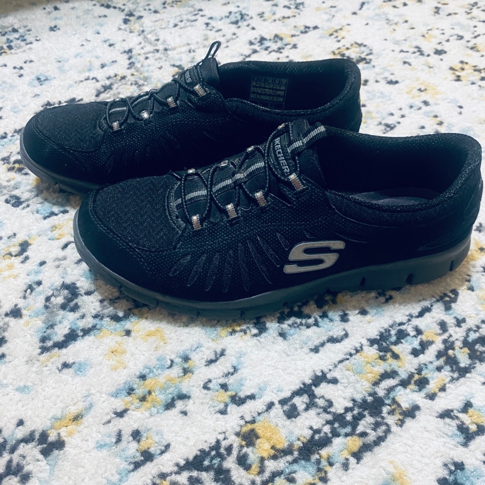 Skechers Air Cooled Memory Foam sneakers! Most comfortable shoe ever!! EUC!! 🖤